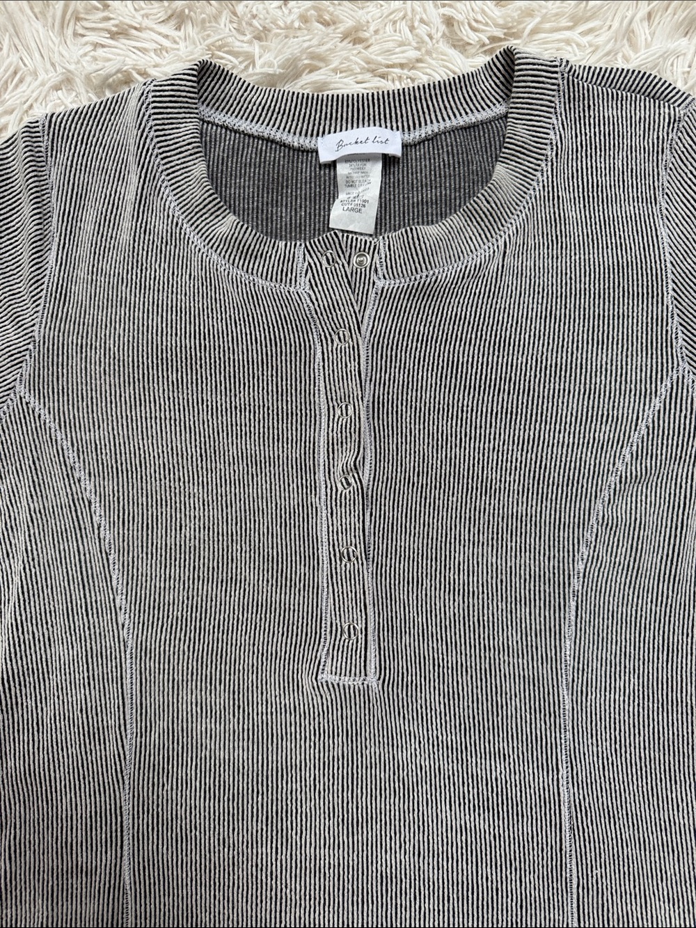Bucket List Ribbed Crewneck Henley LS Top ๐ Black & White - Picture 4 of 13